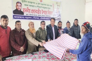 প্রধানমন্ত্রীর উপহারের শীতবস্ত্র বিতরণ করছেন অতিথিরা