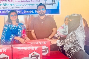 সেলাই মেশিন তুলে দিচ্ছেন ইেএনও সুনন্দা রায়