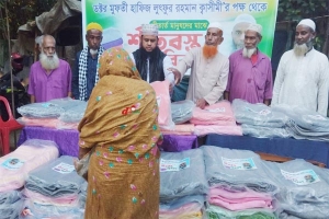 শীতবস্ত্র বিতরণ করছেন অতিথিরা